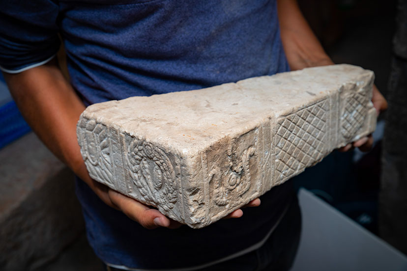 שבר שולחן מעוטר (צילום קובי הראתי עיר דוד)